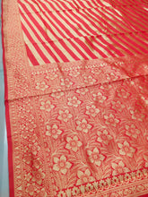 Load image into Gallery viewer, Kala Niketan Red Color Pure Heavy Banarasi Silk Saree With Rich Pallu With Slanting Line All Over Saree
