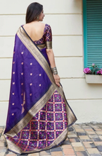 Load image into Gallery viewer, Kala Niketan Sara Archaic Traditional Kanchi Soft Silk Sari With Attached Blouse
